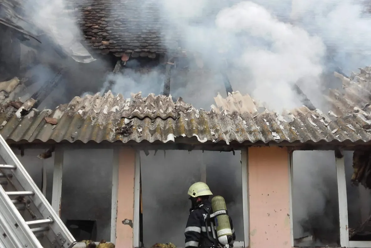 Un incendiu a cuprins o casă de pe raza localității Budacu de Jos (FOTO)