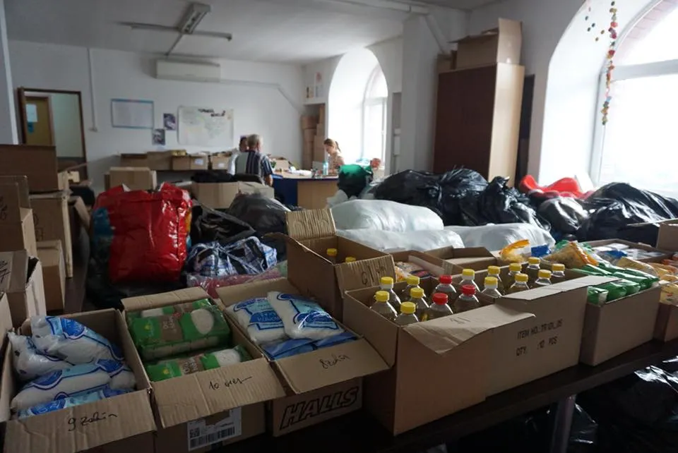 Pachete cu alimente și saci cu haine pentru sinistrații din județul Neamț (FOTO)