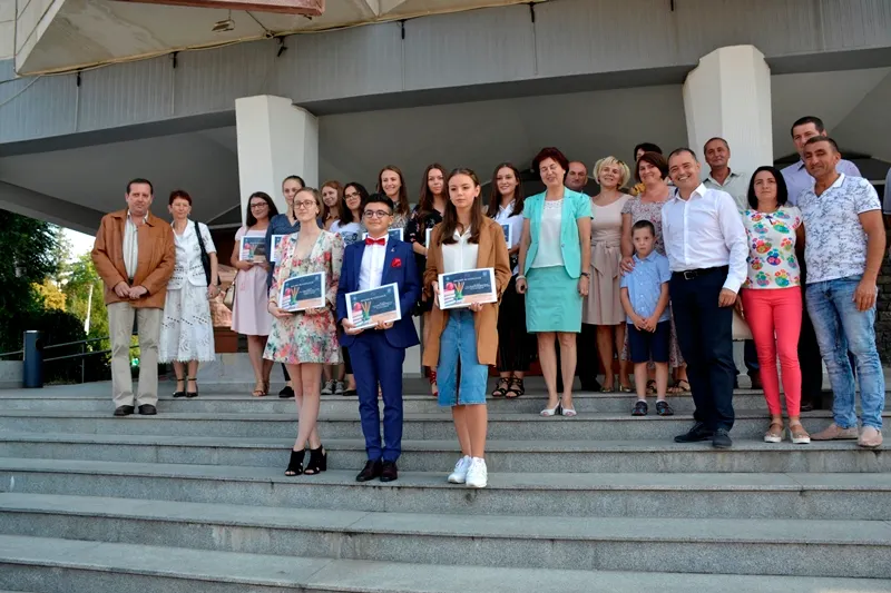 Elevii de 10, premiați pentru rezultatele obținute la examenele de Evaluare Națională și Bacalaureat (FOTO)