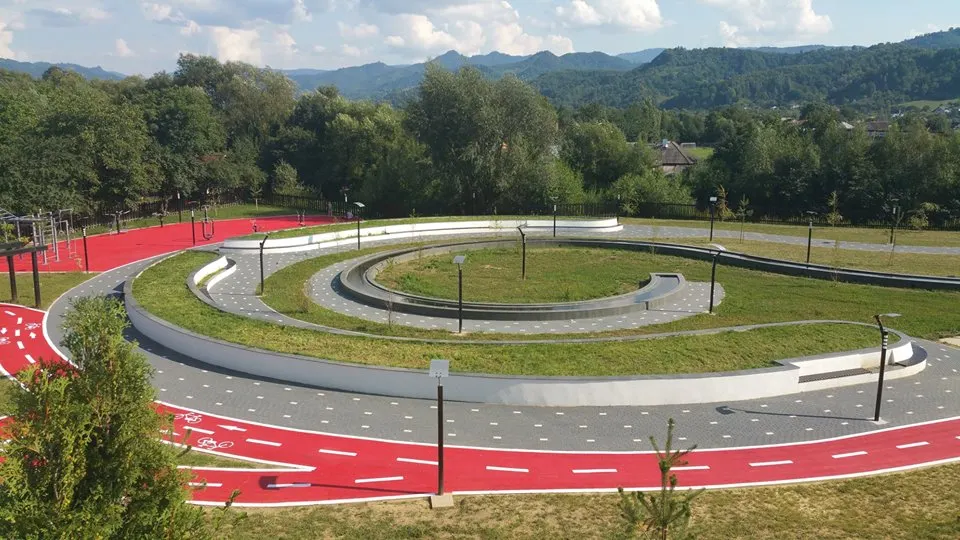 Cum arată un parc amenajat într-o comună din Bistrița-Năsăud. Dovada că și în mediul rural se poate (FOTO)