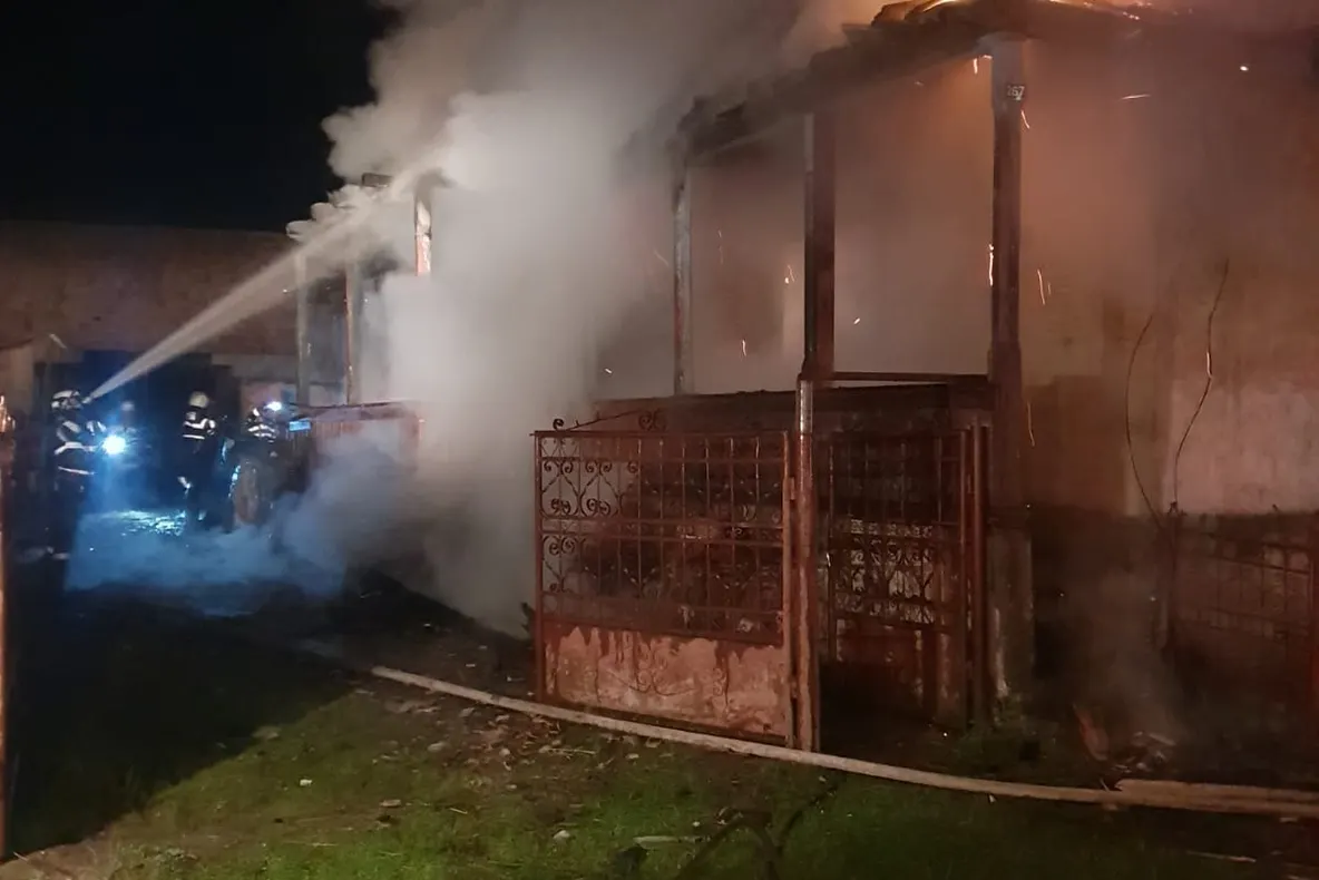 Acoperișul unei case și o anexă, distruse într-un incendiu (FOTO)
