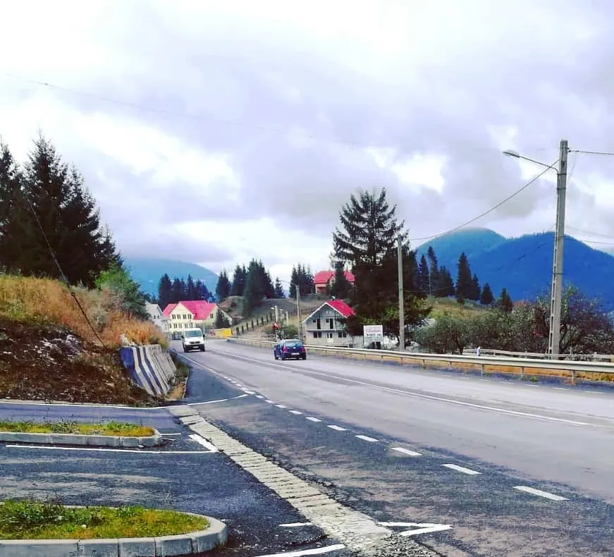 Pe DN 17, în Pasul Tihuța din Bistrița-Năsăud, drumarii au împrăștiat circa 40 de tone de sare (FOTO/VIDEO)