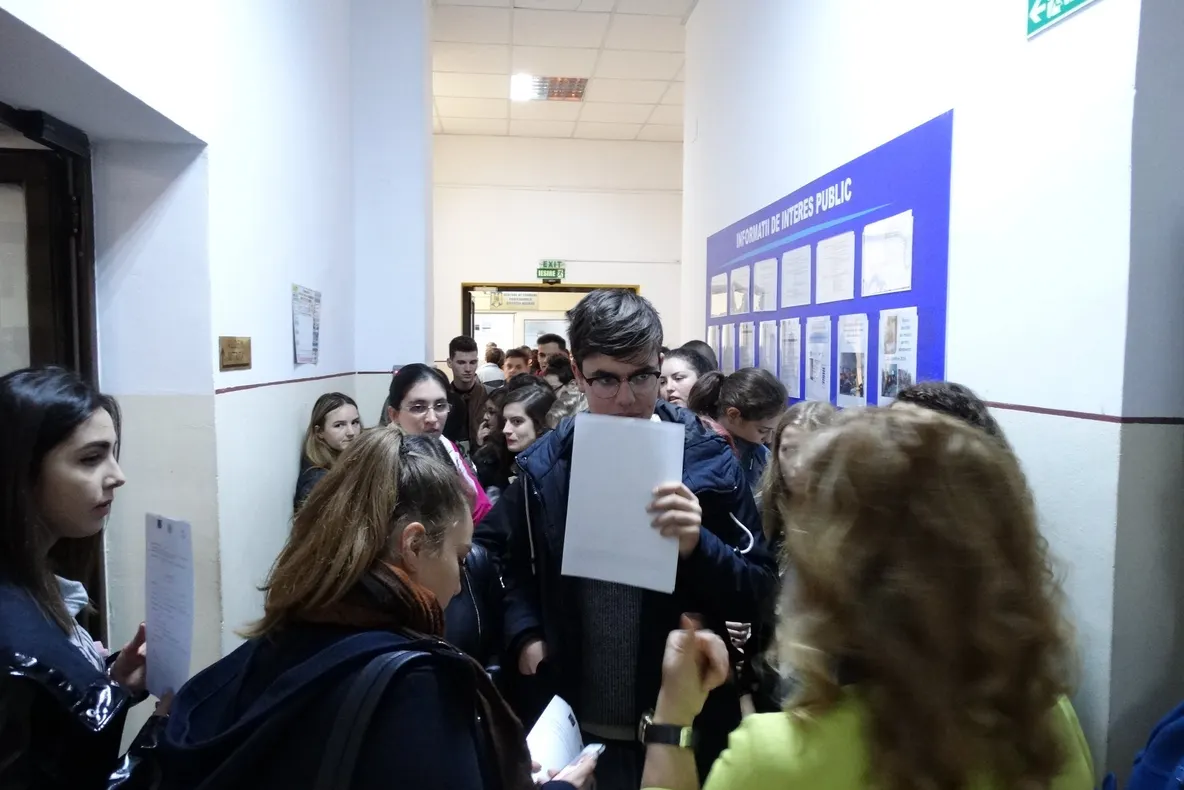 Absolvenții pot beneficia de prima de inserție în valoare de 1.500 lei! Vezi care sunt condițiile