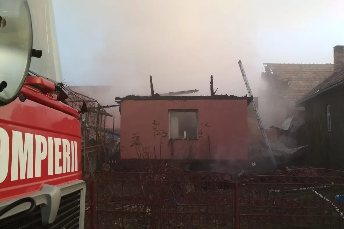 Două case din localitatea bistrițeană Tăure, afectate de un puternic incendiu (FOTO)