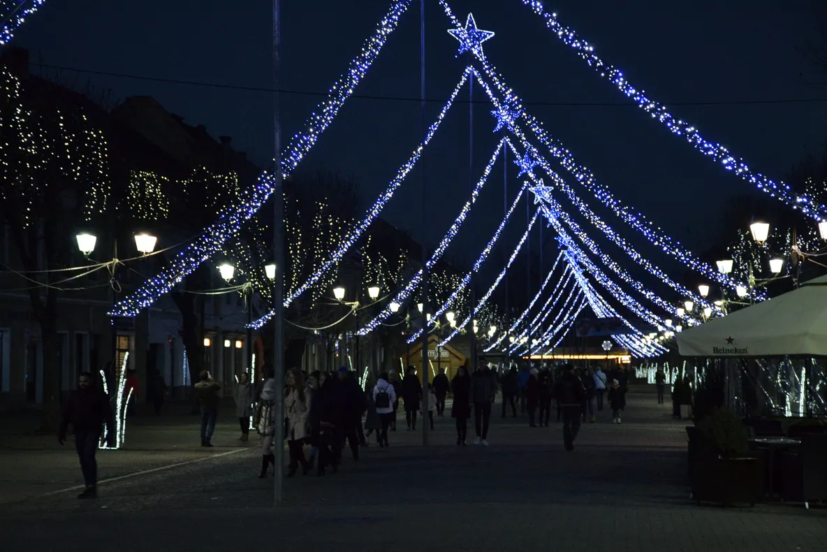 Bistrița, în straie de sărbătoare! S-a aprins iluminatul festiv în oraș! (FOTO)
