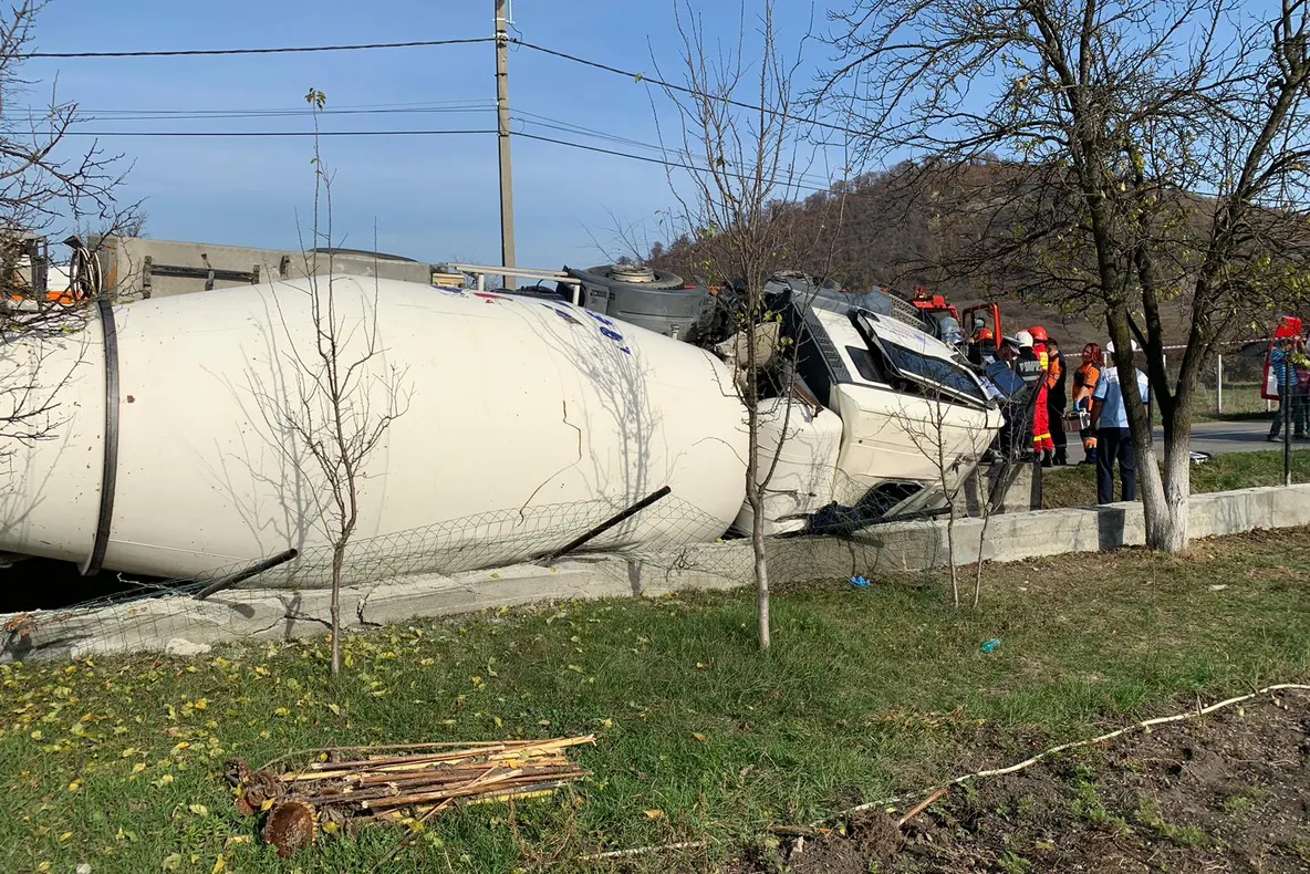 Betonieră răsturnată în localitatea Sărata din Bistrița-Năsăud. Șoferul, captiv în cabină (FOTO/VIDEO)