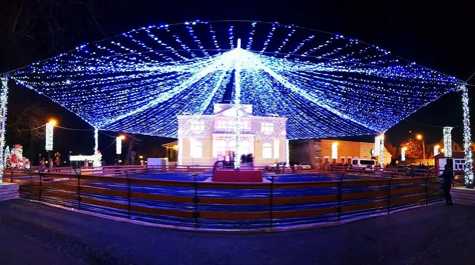 Se deschide patinoarul amenajat în fața Palatului Culturii din Bistrița