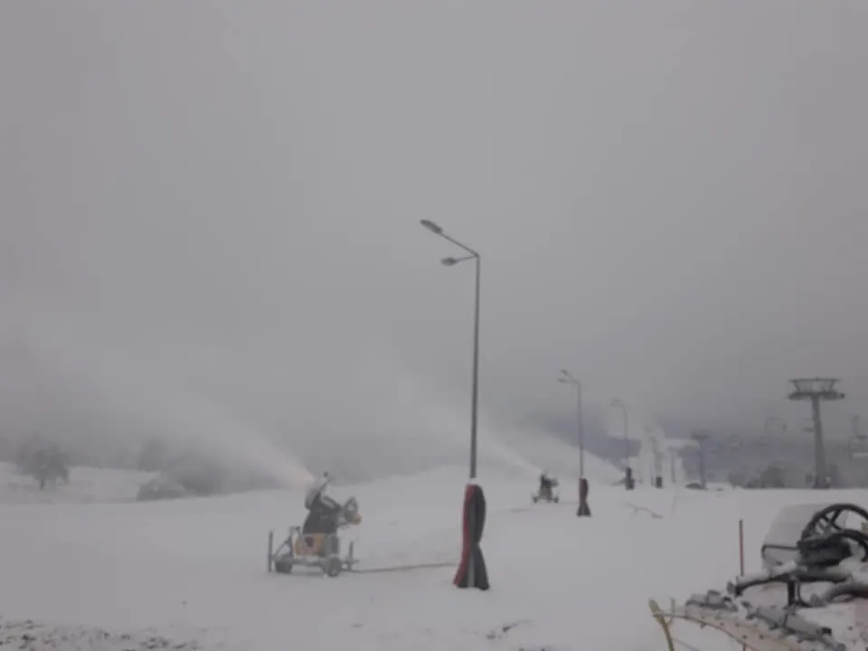 Tunurile de zăpadă au fost puse în funcțiune pe Pârtia de schi Cocoș (FOTO)