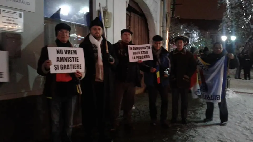 Câțiva bistrițeni au protestat împotriva unei posibile ordonanțe privind amnistia și grațierea (FOTO)