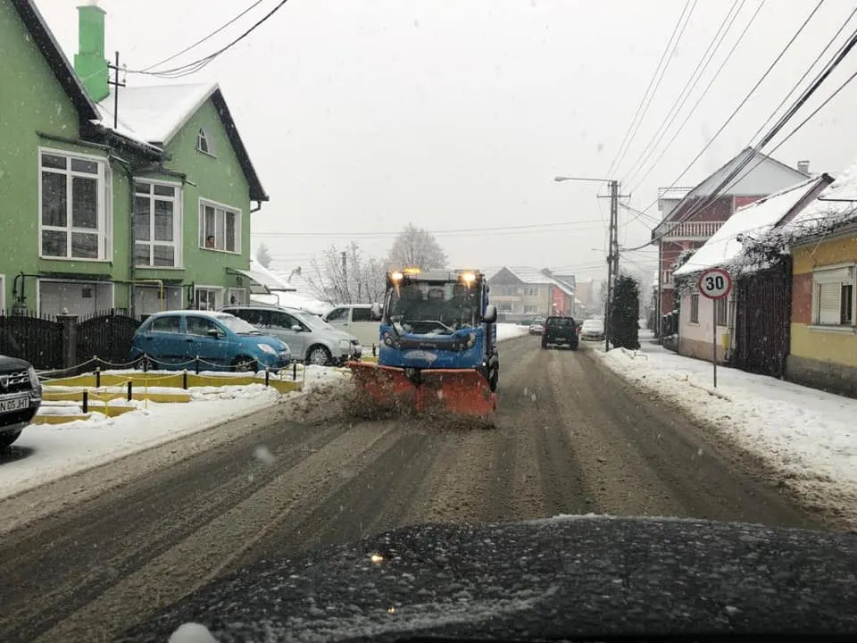 Cum se deszăpezesc străzile din Bistrița în ajun de Crăciun? (FOTO/VIDEO)