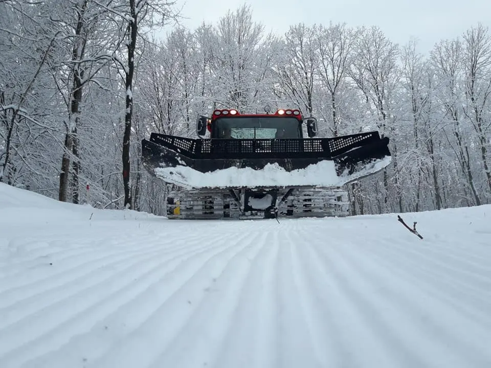 Se fac pregătiri pentru un nou sezon de schi pe Pârtia Cocoș din Bistrița (FOTO)