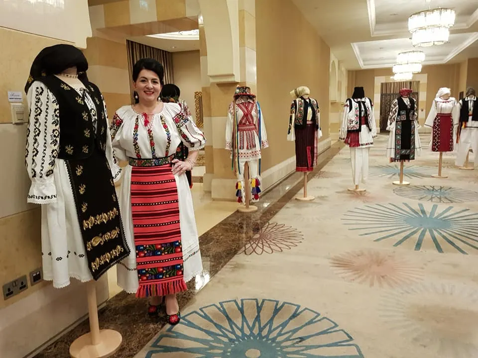 Creațiile populare realizate de meșterii Virginia Linul și Virginia-Maria Roș din Bistrița-Năsăud, vedete la un eveniment de gală organizat în Dubai (FOTO)