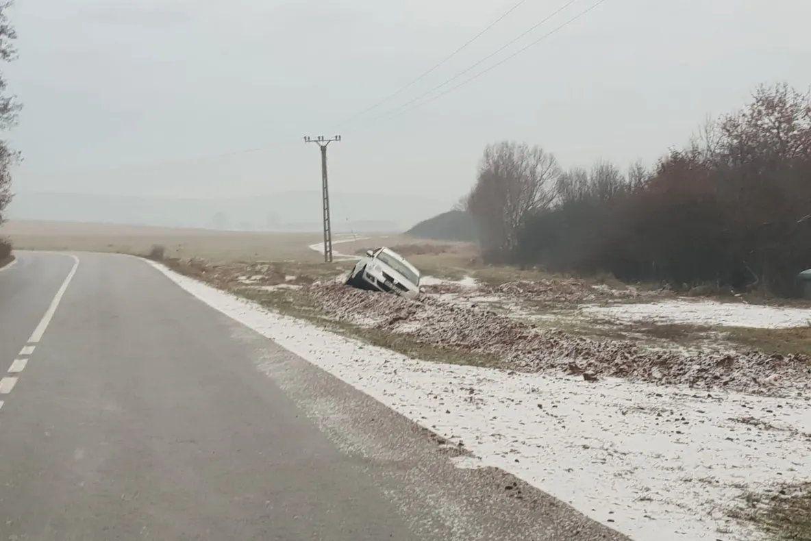 Amendă de 3.000 de lei pentru administratorul unui drum judeţean din Bistriţa-Năsăud deoarece nu a intervenit la timp pentru combaterea poleiului (FOTO/VIDEO)