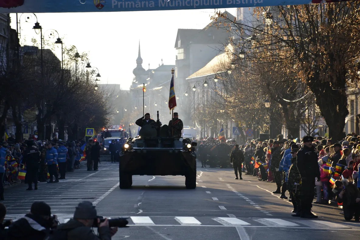 De Ziua Națională a României, bistrițenii au îndurat frigul și au participat în număr mare la parada militară (FOTO/VIDEO)
