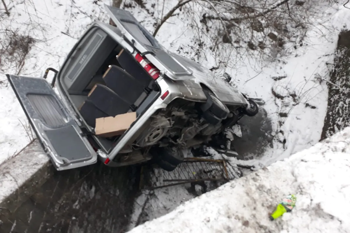 Patru persoane au fost implicate într-un accident rutier după ce microbuzul în care se aflau a căzut de pe un pod (FOTO)