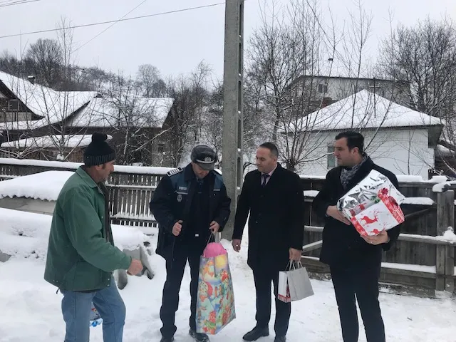 Daruri de la polițiștii bistrițeni pentru două fetițe care și-au pierdut ambii părinți într-un tragic accident rutier (FOTO)