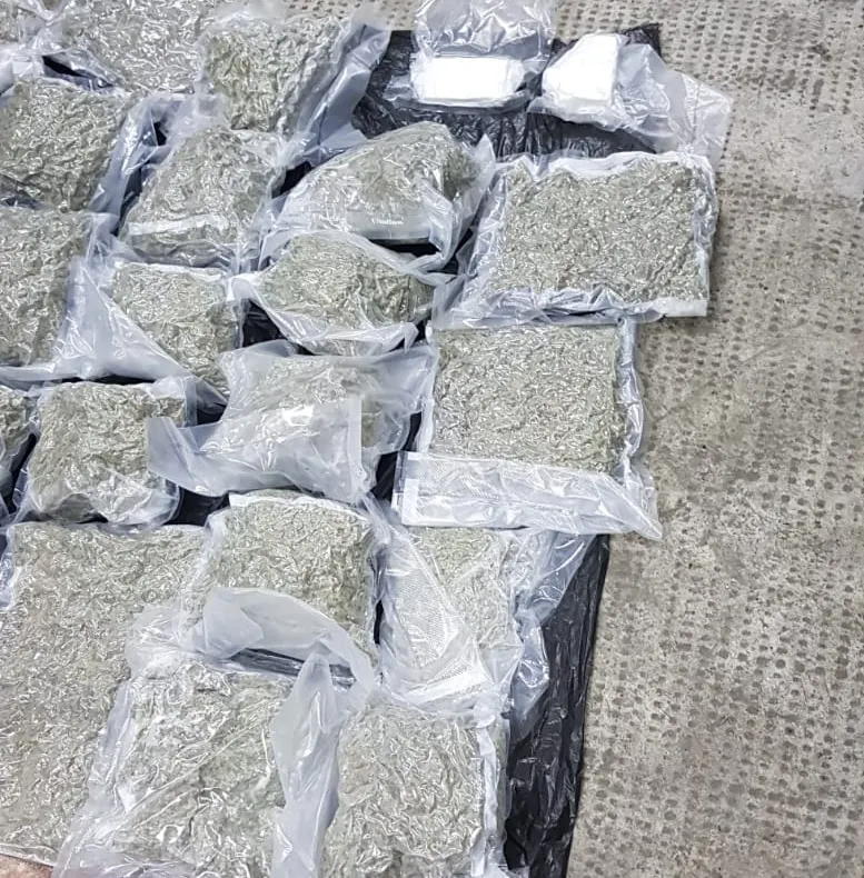 Bărbați din Bistrița-Năsăud, prinși în Vama Borș cu peste 17 kg de canabis și 350 de grame de cocaină (FOTO/VIDEO)