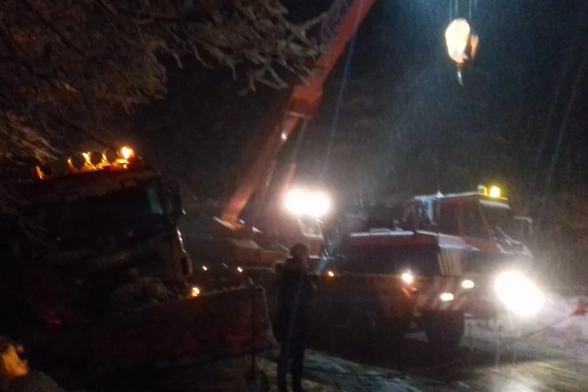 FOTO/VIDEO: Probleme în Bistrița-Năsăud din cauza ninsorilor abundente! Un utilaj de deszăpezire a ajuns în șanț, iar tirurile urcă anevoios Tihuța