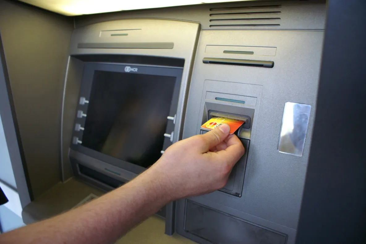 O  bistrițeancă a furat un card bancar și apoi s-a folosit de bani! Polițiștii i-au făcut dosar penal