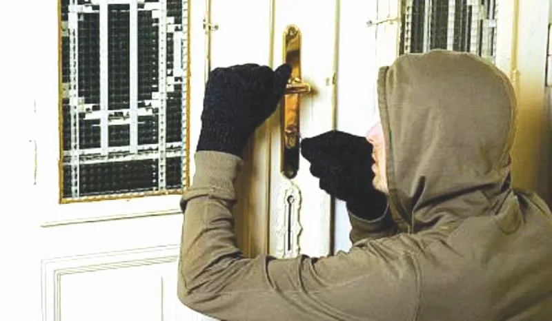 A fost prins abia acum! Un tânăr din Bistrița-Năsăud a furat dintr-o locuință ceasuri, în urmă cu trei ani