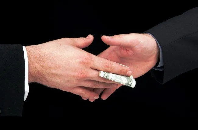 Polițist bistrițean, trimis în judecată pentru luare de mită! Ce a făcut în fața procurorilor