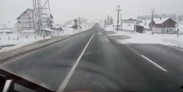 Pe DN 17, în Pasul Tihuța există porțiuni izolate cu zăpadă pe carosabil (VIDEO)