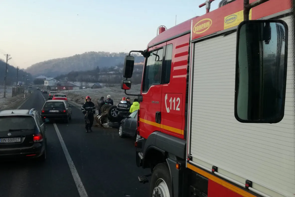 Autoturism răsturnat în afara părții carosabile, pe DN 17 C din Bistrița-Năsăud (FOTO)