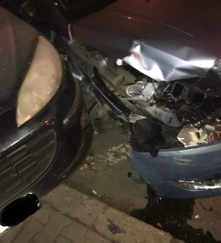 Cinci autoturisme au fost avariate de un șofer din Bistrița. Acesta a refuzat testarea cu aparatul etilotest (FOTO)