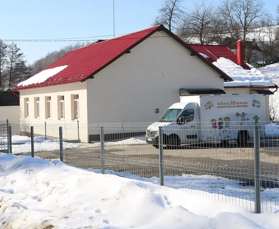 Bibliotecă nouă pentru elevii școlii de pe Valea Tureacului din Bistrița-Năsăud (FOTO)