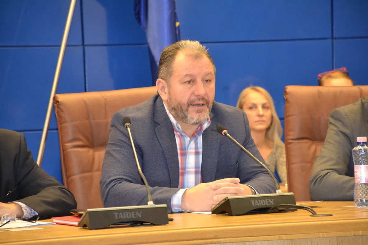 Tichete de vacanță și normă de hrană pentru angajații Consiliului Județean Bistrița-Năsăud