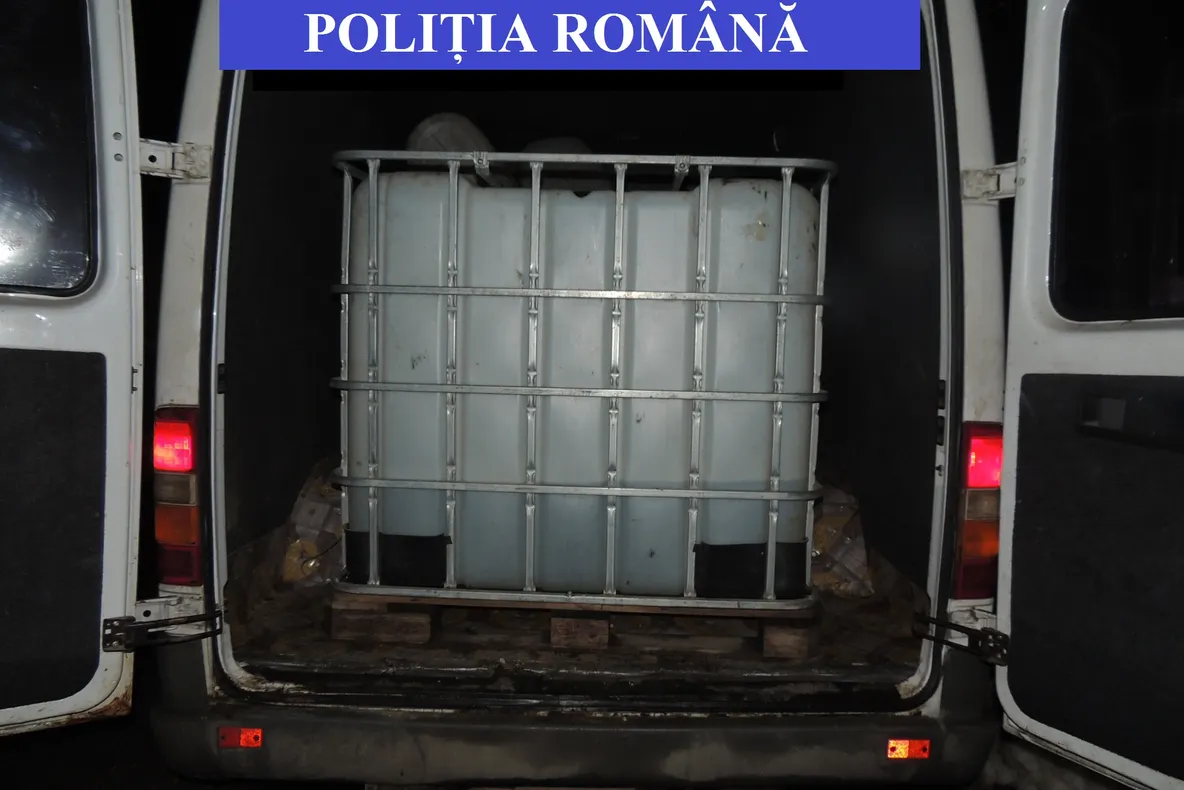 Sucevean, prins în Bistrița-Năsăud cu 2.400 litri de alcool nemarcat! Ce i-au mai găsit polițiștii în mașină