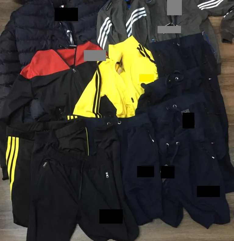 Sute de articole de îmbrăcăminte contrafăcută, în valoare de 20.000 lei, confiscate de polițiștii bistrițeni într-o singură zi