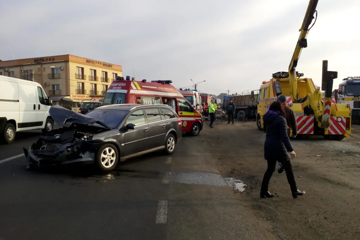 Carambol pe DN 17, în Bistrița-Năsăud. Patru autovehicule au fost implicate în accident (FOTO)