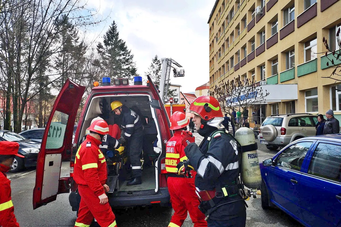 Pompierii bistrițeni au desfășurat un exercițiu tactic la Spitalul Județean de Urgență! Ce scenarii au avut în vizor