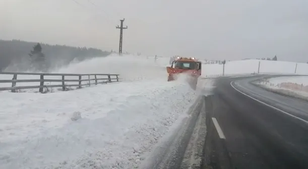 În Pasul Tihuța din Bistrița-Năsăud, drumarii intervin cu autofreza pentru lărgirea drumului în zonele în care zăpada a fost spulberată pe carosabil (VIDEO)
