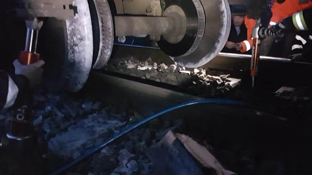 Un tren accelerat a deraiat pe raza județului Bistrița-Năsăud. Traficul este blocat, atât cel feroviar, cât și cel rutier (FOTO/VIDEO)