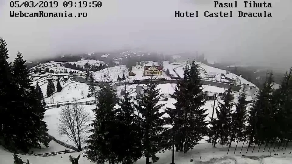 Lapoviță și ninsoare în Pasul Tihuța din Bistrița-Năsăud. Șoferii, rugați să circule cu prudență
