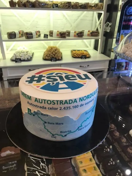 Protestul #șîeu la Bistrița, cu tort, autocolante și blocaje în trafic! Un deputat bistrițean anunță un proiect legislativ