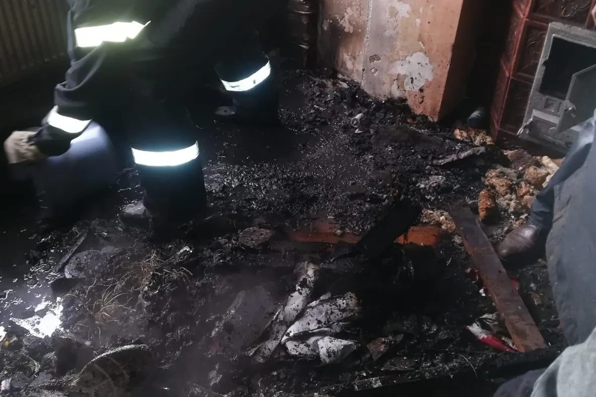 Puternic incendiu într-un apartament din localitatea Prundu Bîrgăului, județul Bistrița-Năsăud. Totul s-a transformat în scrum (FOTO)
