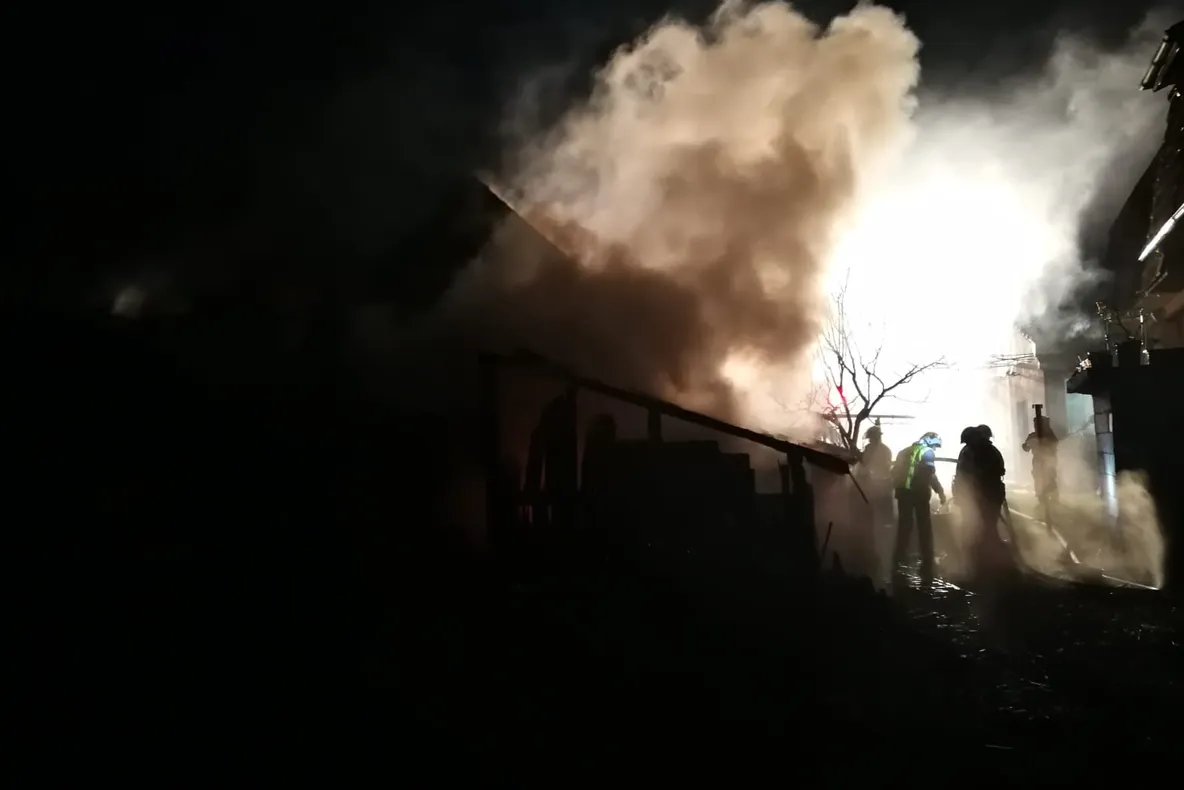 Magazia unei case nelocuite din Bistrița a  luat foc