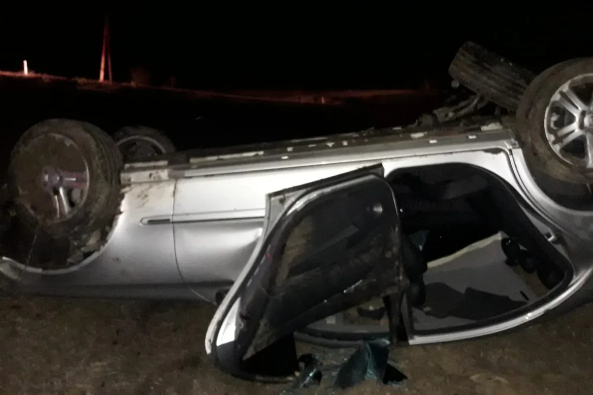 Accident rutier într-un sat din Bistrița-Năsăud! Un autoturism s-a răsturnat, două persoane au ajuns la spital