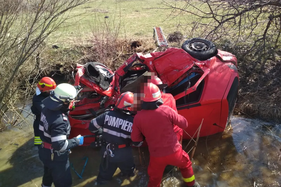 FOTO: Accident grav în localitatea bistrițeană Mintiu! Un tânăr și-a pierdut viața, iar un altul este grav rănit
