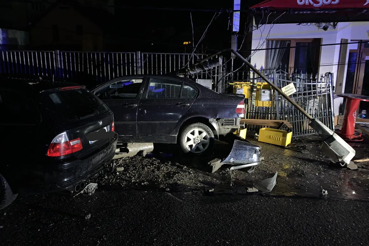 Un tânăr fără experiență la volan a provocat un accident rutier în municipiul Bistrița (FOTO)