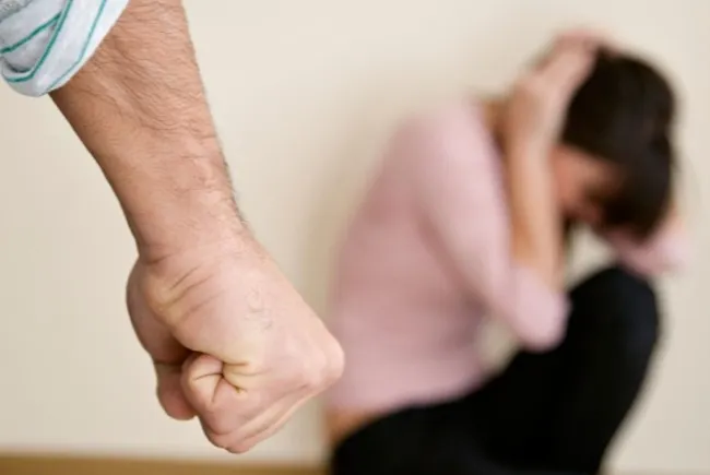 Bistrițean, trimis în judecată, după ce și-a bătut soția de două ori