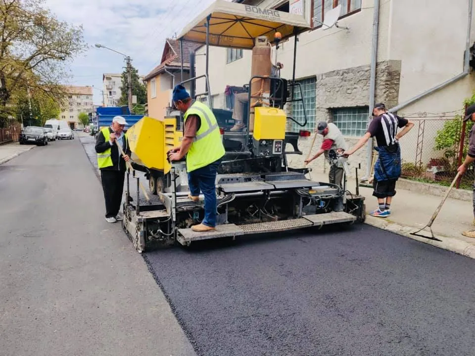 Au început lucrările de reabilitare din bordură în bordură a străzilor (FOTO)