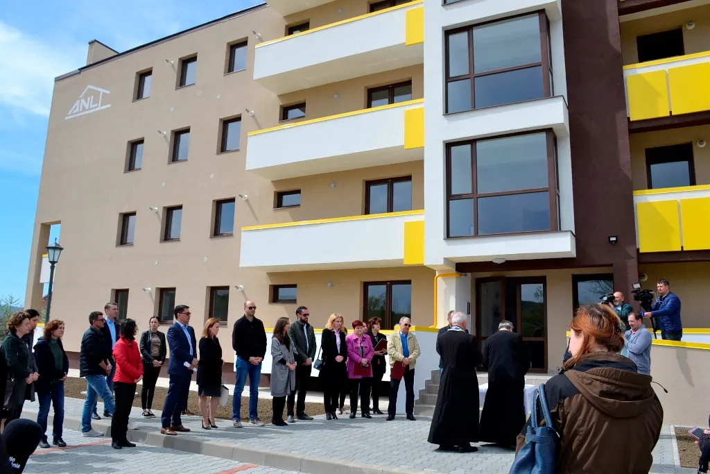 20 de specialiști în sistemul de sănătate din Bistrița se mută în casă nouă. Au primit cheile noilor locuințe ANL (FOTO/VIDEO)