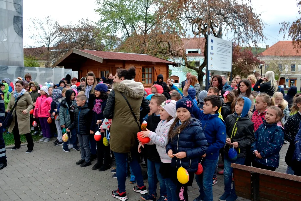 Un copac din Centrul Istoric al municipiului Bistrița a fost împodobit cu ouă, pentru a marca Sărbătorile Pascale (FOTO/VIDEO)