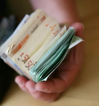Arestată preventiv pentru că a furat peste 6.000 de euro dintr-o locuință