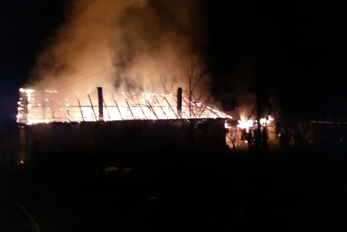 Un bărbat din Bistrița Bîrgăului, reținut după ce a incendiat azi-noapte două case din Mureșenii Bîrgăului