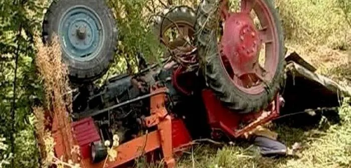 Tragic! Bătrân din Bistrița-Năsăud, strivit de tractor după ce s-a răsturnat